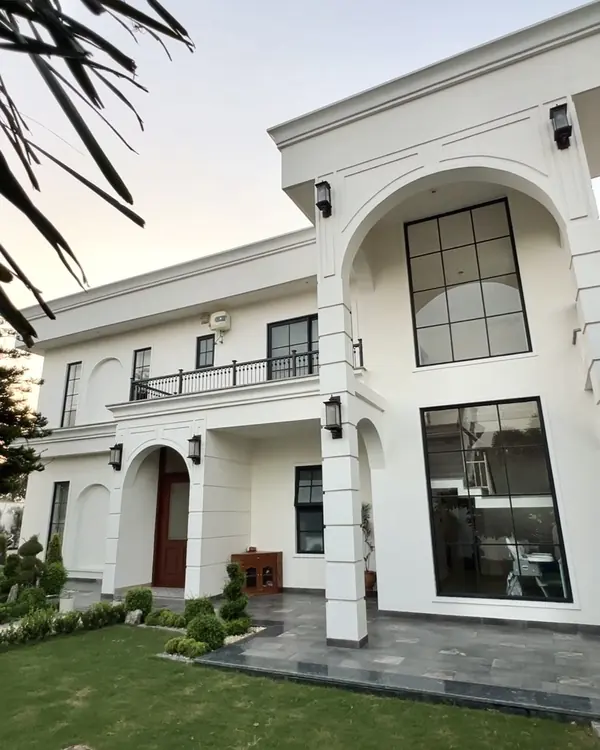 Saidpur Residence: white facade with a double-height arched window